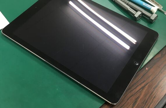 安城市でiPad 5のガラス画面割れや液晶破損の修理をお探しでしたらアットフォン安城店へお越しください。