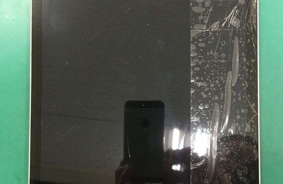 安城市でiPad ３のガラス画面割れや液晶破損の修理をお探しでしたらアットフォン安城店へお越しください。