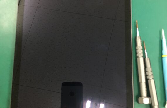 安城市でiPad mini 2のガラス画面割れや液晶破損の修理をお探しでしたらアットフォン安城店へお越しください。